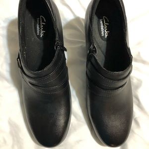 Clarks black heeled shoes